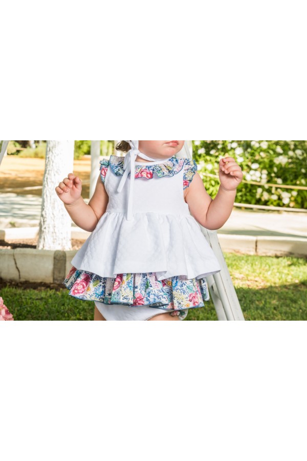 Vestido de bebé blanco con estampado floral